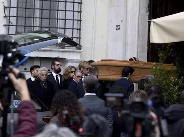 Camera ardente per ultimo saluto a Valentino